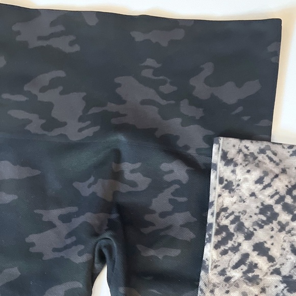 Spanx Look At Me Now Seamless Leggings Lot of 3 • Camo, Tie Dye, Leopard S/P - Picture 3 of 6
